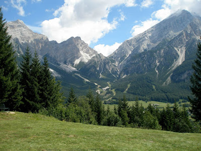 Presa per mano attraverso Antichi Sentieri